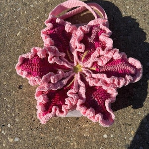 CROCHET LILY, Crossbody BAG, Lilly Shaped Floral Handwoven Bag Unique & Cozy Knit Purse, Lightweight Small Handbag for Women